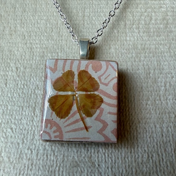 Hand-Crafted Real 4 Four Leaf Clover Scrabble Tile Pendant w/ Silver Chain #17 - Picture 1 of 7